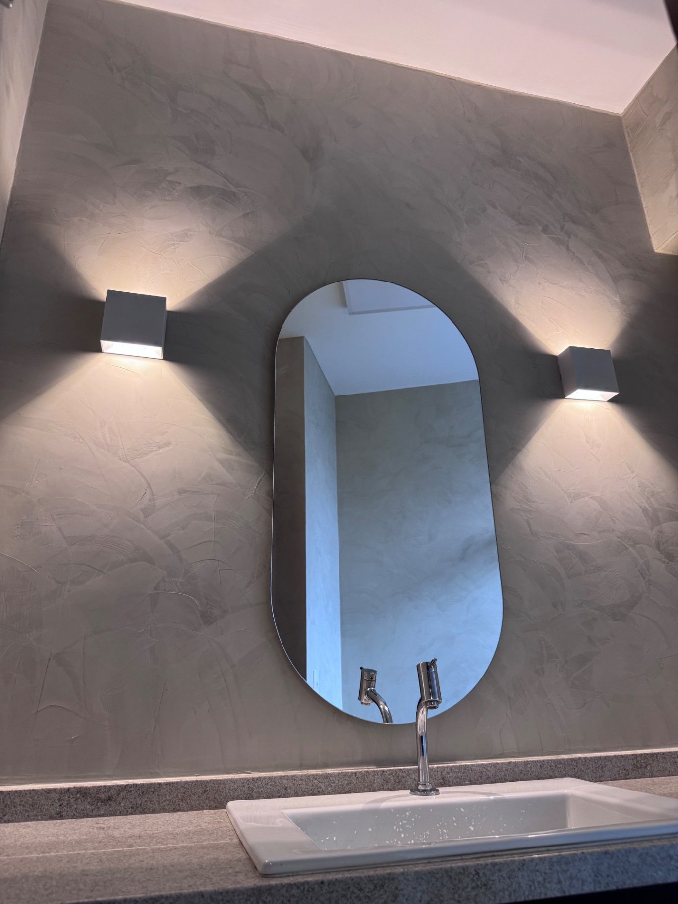 Lavabo com parede em acabamento de cimento queimado
