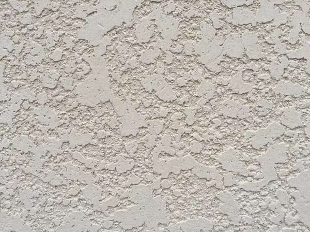 Detalhe de textura projetada clara aplicada em parede
